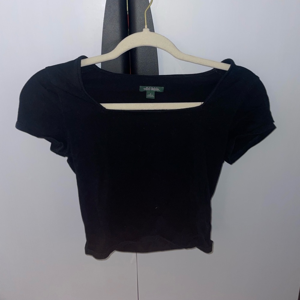 Simple black cup sleeve top. So soft